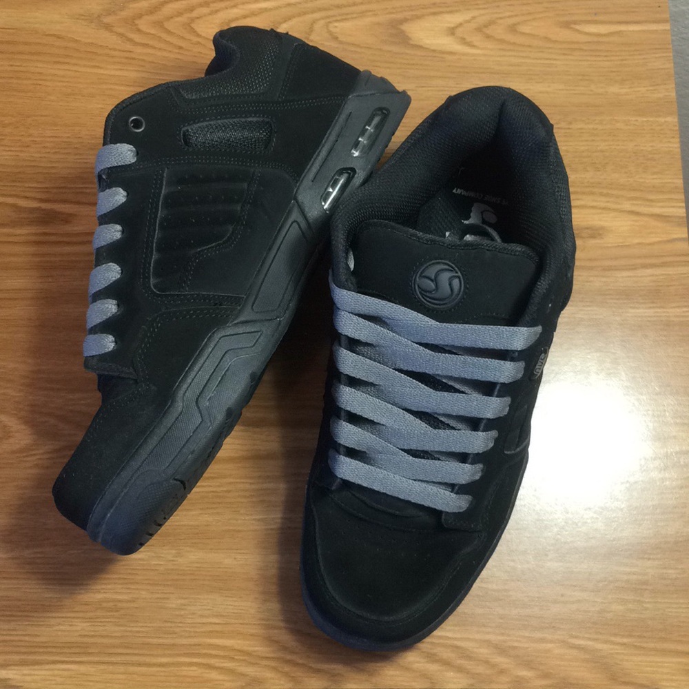 DVS Shoes - Mens 9 - Like New!